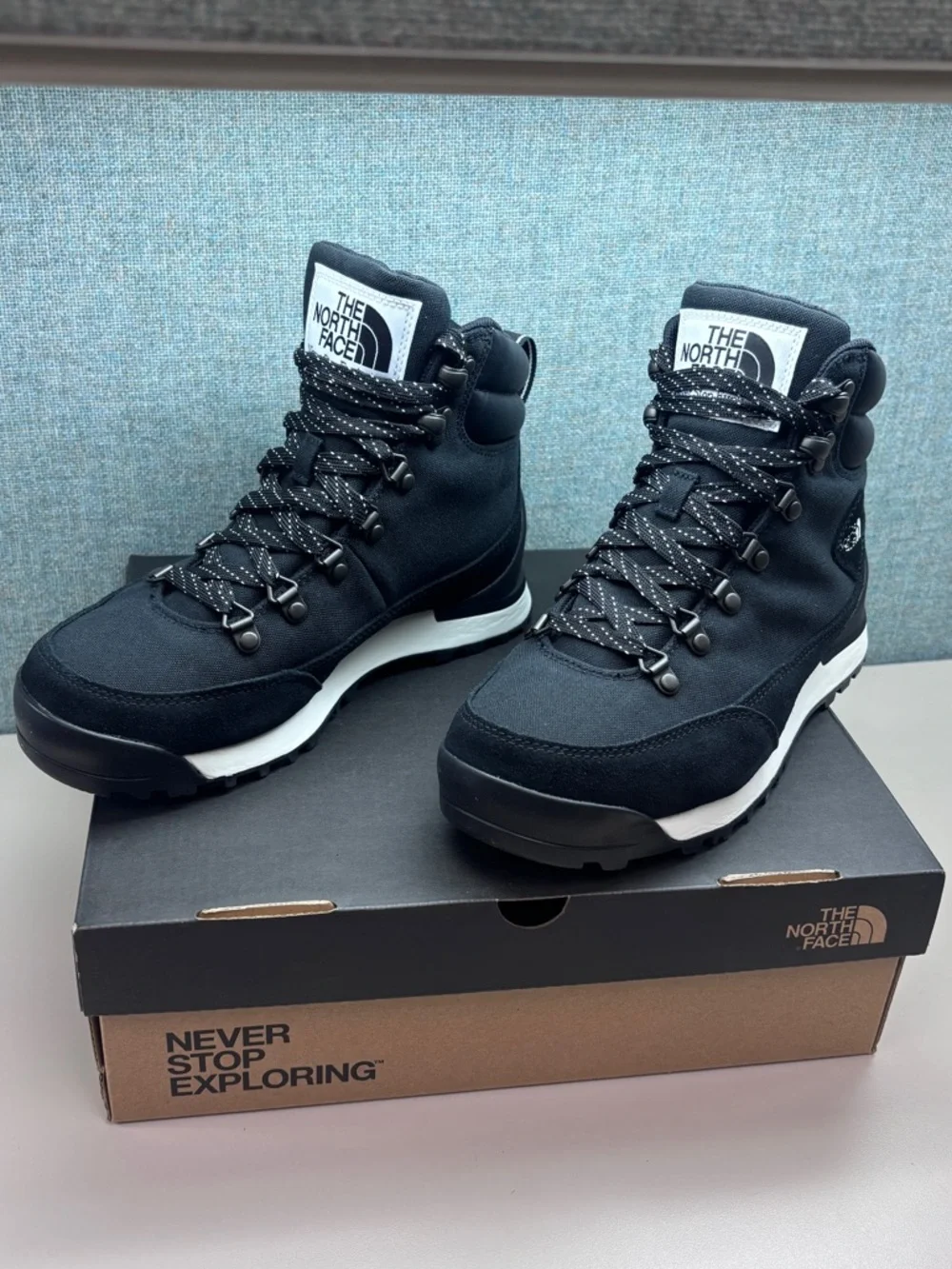 North Face W’s Back-To-Berkeley IV 7.5 Textile Wtrprf boots in Black/White+Box